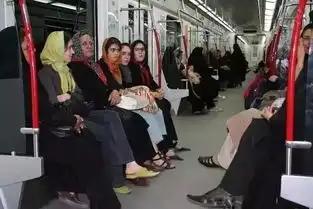 广州地铁女性车厢试行首日,广州男人交了这样一份答卷