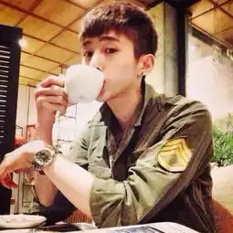 男头何必迎合别人委屈了自己.