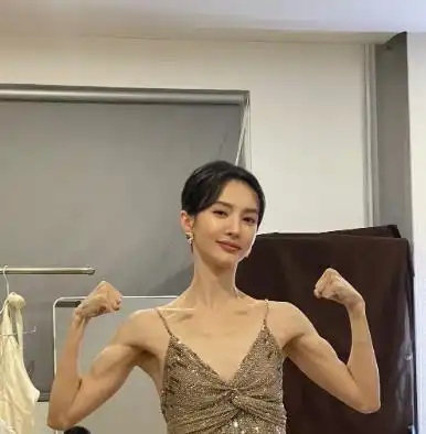 金晨新年送福利,八块腹肌惹争议,网友我爱豆身材,我们喜欢就行