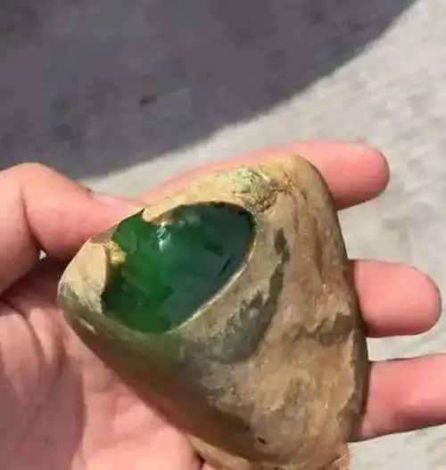 一块色质不全的翡翠原石,雕刻出具有收藏价值的手把件