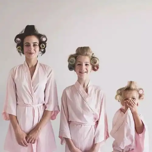 母女三人凭借一组照片爆红ins,网友直呼又来骗我们生女儿