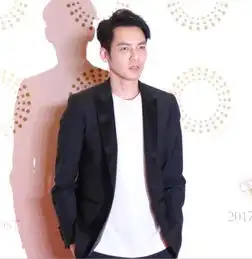 钟汉良黑色西装帅气亮相尽显成熟男人魅力