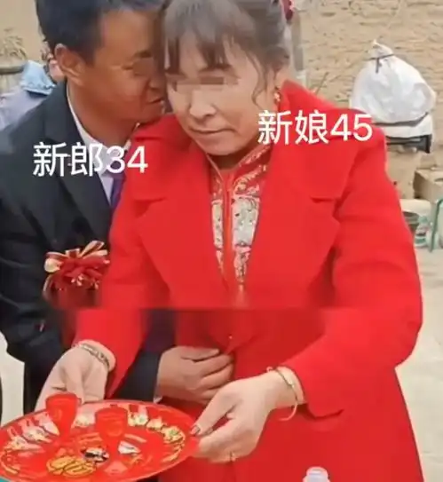 34岁男子婚礼现场紧抱45岁新娘,全程不敢放手,男子终于脱单了