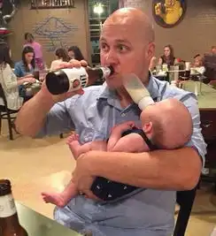 都说陈伟霆是人贩子看看这些男明星怎么抱孩子