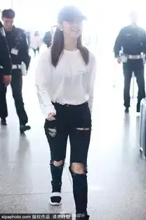 邓紫棋白衣破洞裤休闲亮相