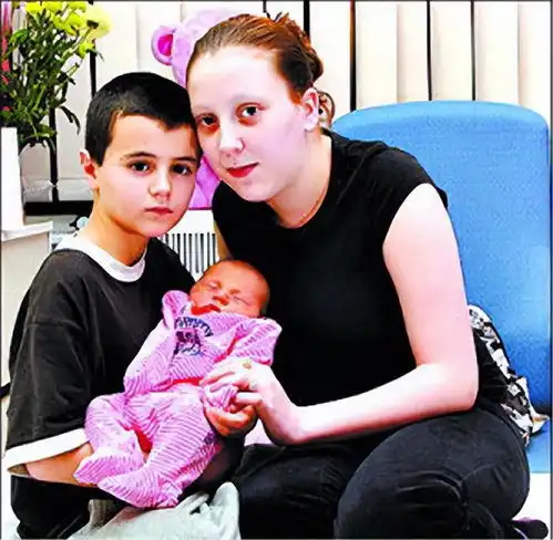 09年,13岁男孩与15岁女邻居生下一女,8名男孩现身我才是生父