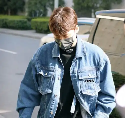 李易峰机场图流出,随性温和有礼气质十足,正义举动圈粉无数