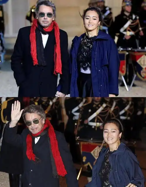 巩俐携老公亮相,穿风衣配长裙霸气优雅,老公潇洒帅气很有味