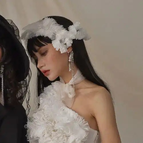 女女单头眼中闪闪发亮