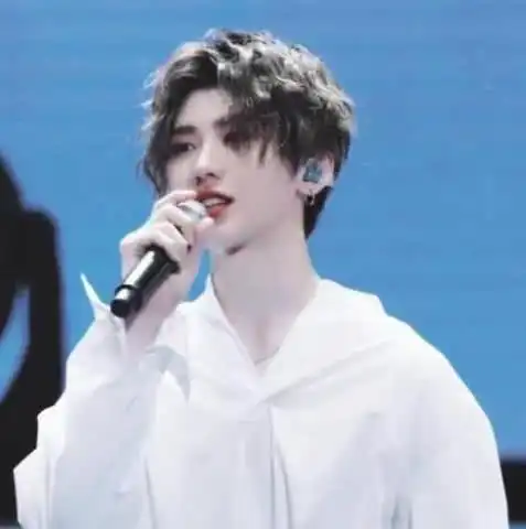 蔡徐坤的粉丝惹不起继潘长江后,再次怒喷周杰伦