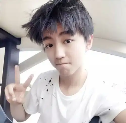 林俊杰怼脸自拍,迷之角度也挡不住他的帅气,长得帅就是这样拍照