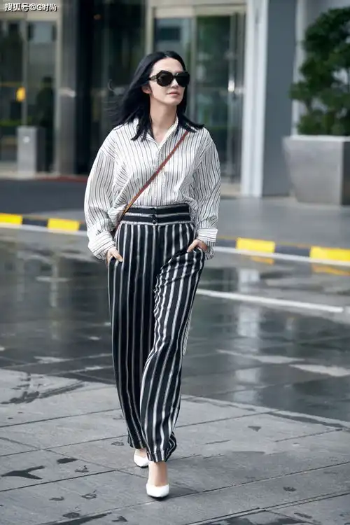 活力又时尚的条纹衬衫,轻松点亮夏日的潮流,时髦防晒两不误