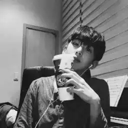 黑白头像在灰色中分辨黑白