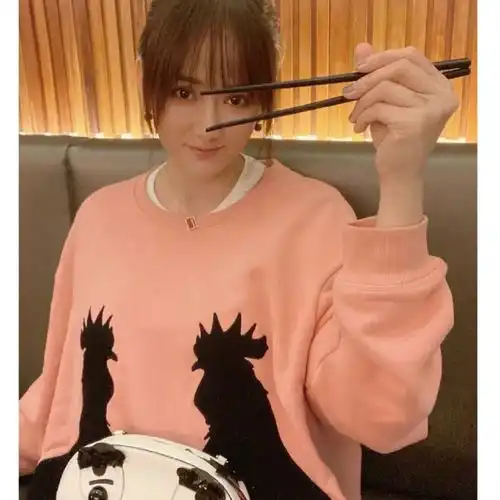 陈乔恩与男友现身游乐园,穿背带裤显嫩,腰部粗了一大圈像怀孕