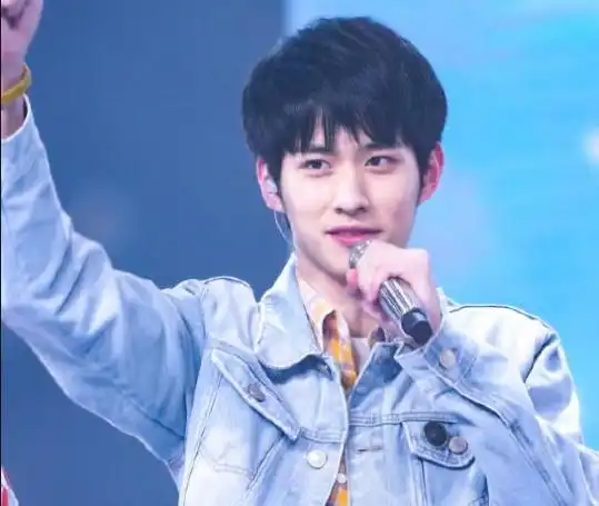 2021艺考新晋男神,行走的招生简章,网友看后却有不同想法