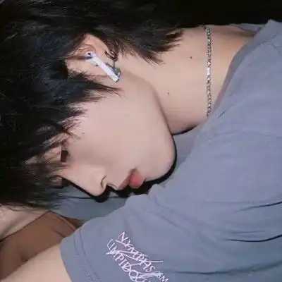 男生头像你笑起来比较好看