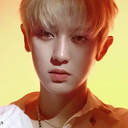 双手合十媚眼仙男