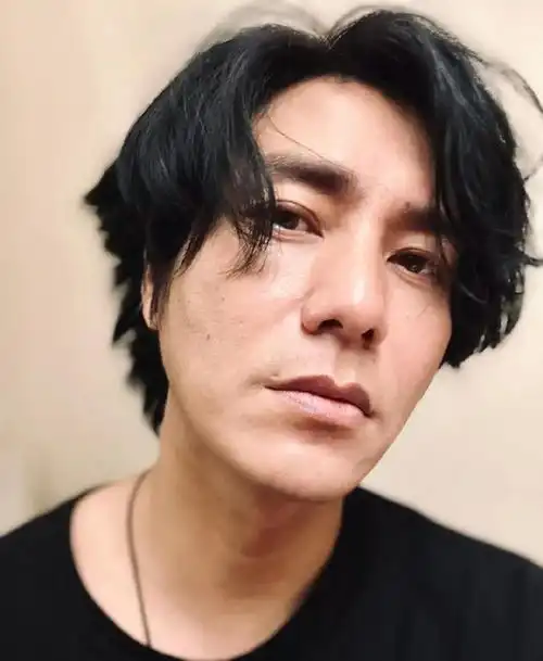48岁陈坤近照英姿飒爽又回春,网友陈坤年轻时都没这么年轻过