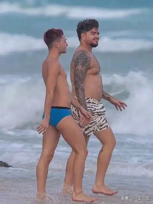 太幻灭亚当和男友海边热吻,肥硕身材堪比小李子玩水枪