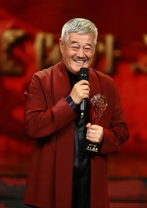 心疼赵本山儿子赵铁蛋因病去世,亿万家产谁来继承