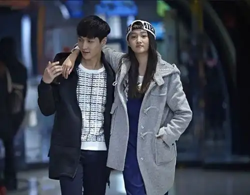 中年少女跟关晓彤学粉色穿搭指南曾经酷上天现在粉又甜穿好桃花粉来年是不是也可以找到像鹿晗这样的男朋友