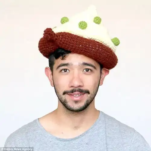 这个小哥自从发现了自己的针织天赋后,脑洞在一双巧手加持下,一发不可收拾了...