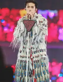 易烊千玺首试型男头,帅哥坯子完美长开女粉们都沸腾了