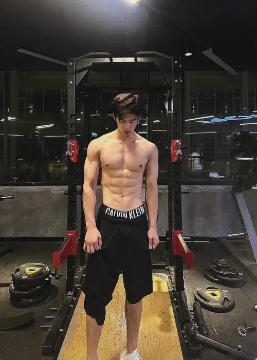 厕所秀肌肉玩这么大简直是许光汉和刘昊然的结合体