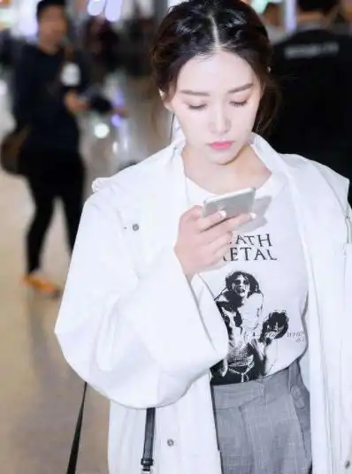 阚清子终于换发型了,身穿黑色吊带蛋糕裙,美得让人过目难忘