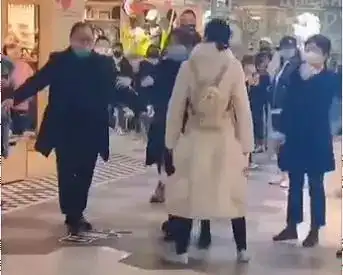 武汉封城第16天,还有人不戴口罩被拘留,做人留底线,他日好相见