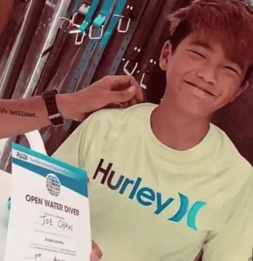 曹格儿子才12岁,就拿到潜水证,染黄发梳鸡冠头像杀马特