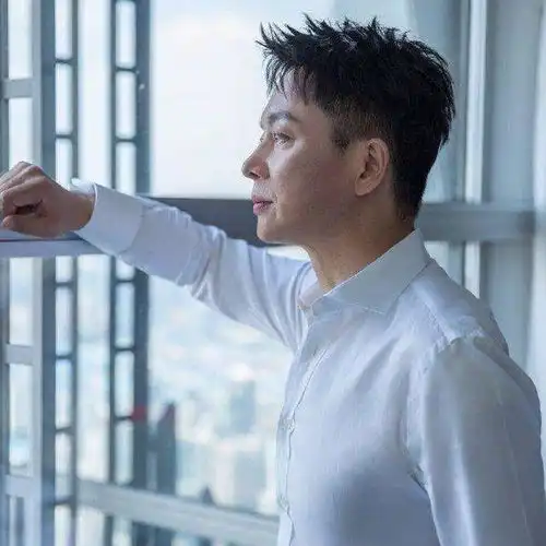 刘奕君两段婚姻失败后独自抚养两个孩子,这样的男人能不火吗