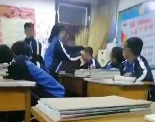 女中学生在教室疯狂掌掴男同学,男生默默承受,同学们熟视无睹