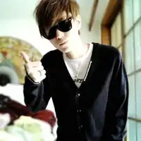 帅酷戴眼镜的男生头像很多时候需要自觉的放弃