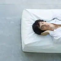 qq男生戴耳机的头像侧脸一个人享受音乐的那份宁静