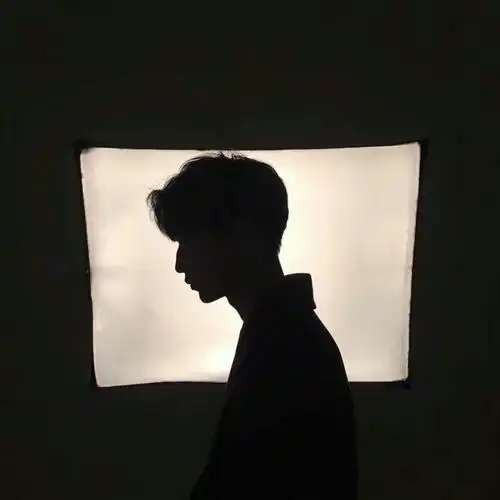 有哪些男士的背影图片可以当头像的黑色的,冷酷的那种