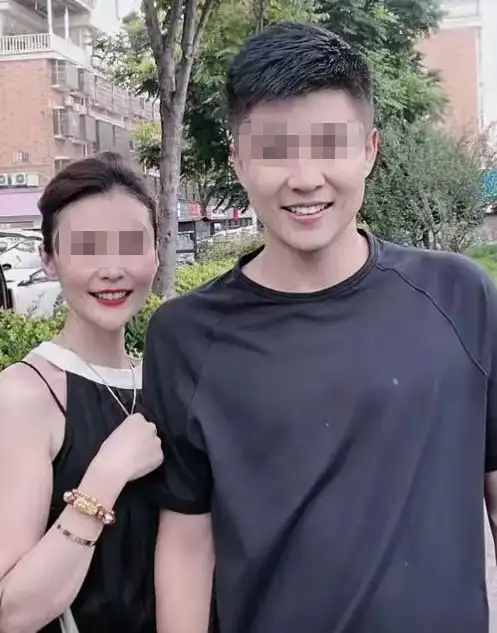 相差近20岁的姐弟恋,28岁男子恋爱46大龄女缘分来了挡都挡不住