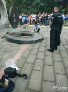 四川广场铜钱雕塑突然倒地10岁男孩惨被砸死图