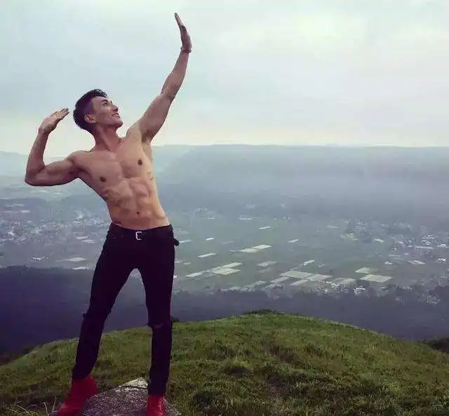 多重身份的肌肉帅哥,养眼到不行,照片总被人冒用头像