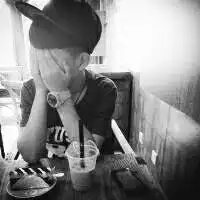 对情侣头像,黑白的,一男一女,两手捂脸