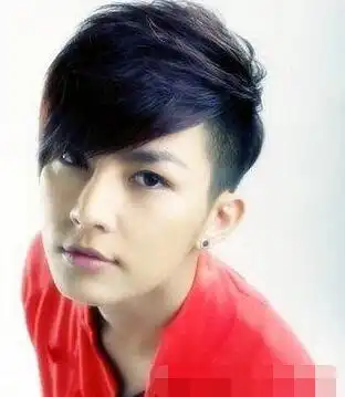 头发两边铲很短,头顶稍微长些,这是什么发型