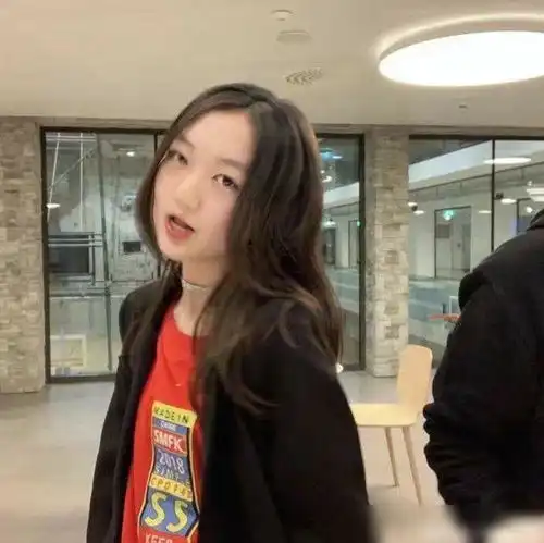 李嫣晒童年照庆祝自己14岁生日,闺蜜晒大长腿美照,气质很像王菲