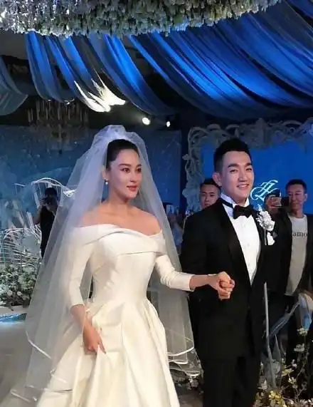 张馨予机场遇见一男生,插队不成还言语辱骂,她直接霸气回怼