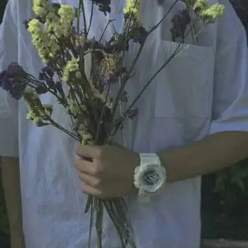 手里捧着花的男生头像