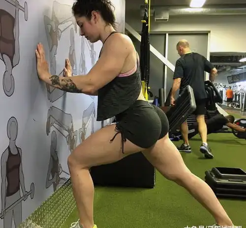 女子运动员锻炼出健美的身材,堪比肌肉男,却有着独特的女人魅力