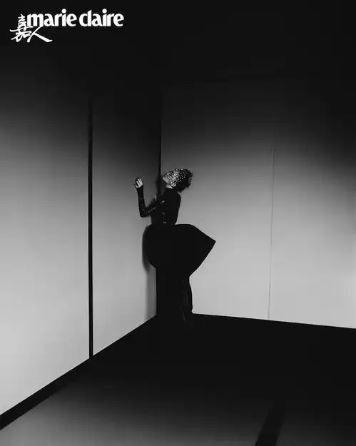 周迅黑白封面大片释出黑天鹅暗黑系妆容酷飒十足