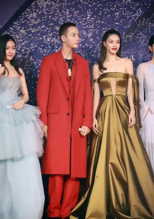 钟楚曦才是天生的毯星,拍照姿势优雅端庄,冷艳骨相绝了