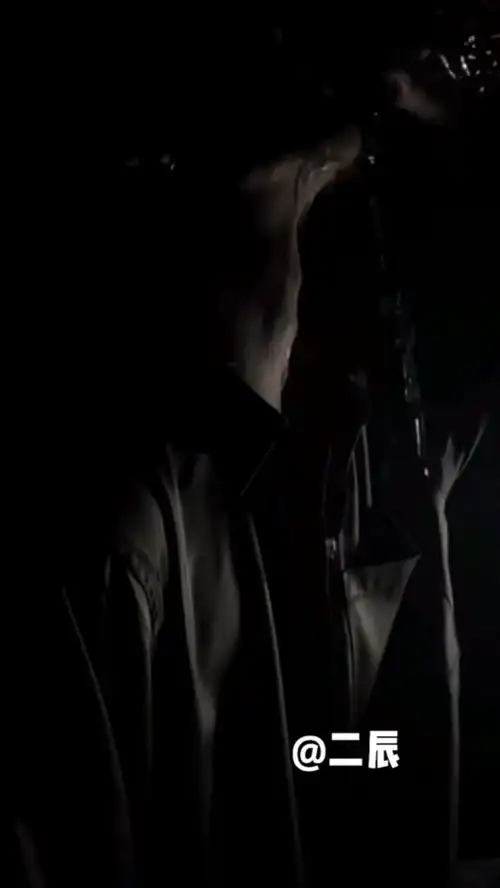 不懂就问,男生都是这样喝水的吗帅哥喝水变装禁欲系