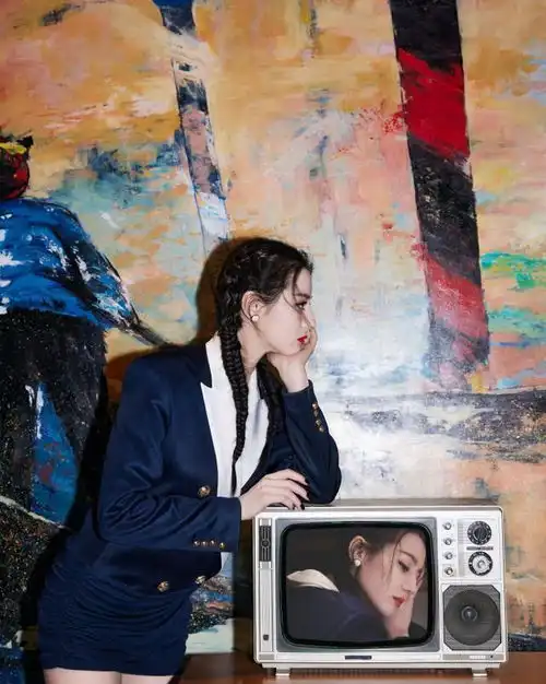 迪丽热巴仗着身材好,把西装裙穿出包臀的效果,意外暴露真实腿型