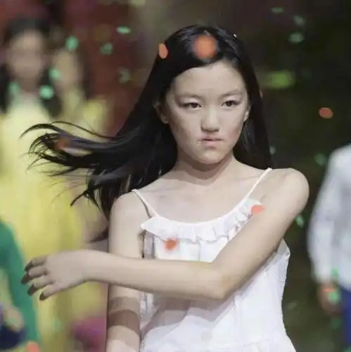 窦靖童23岁生日,13岁李嫣举动有点甜,同母异父一样亲